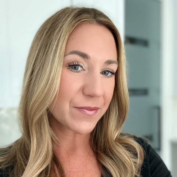 Meet your Posher, Amanda - Picture 2 of 2